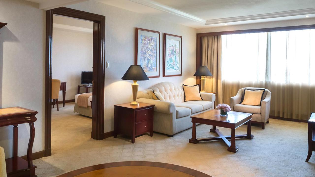 Marco Polo Plaza Cebu Hotel Exterior foto A suite at the InterContinental