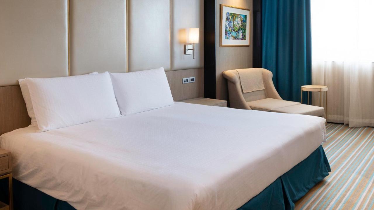 Marco Polo Plaza Cebu Hotel Exterior foto A bed with a bed skirt