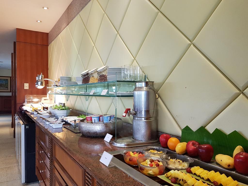 Marco Polo Plaza Cebu Hotel Exterior foto A buffet at a hotel