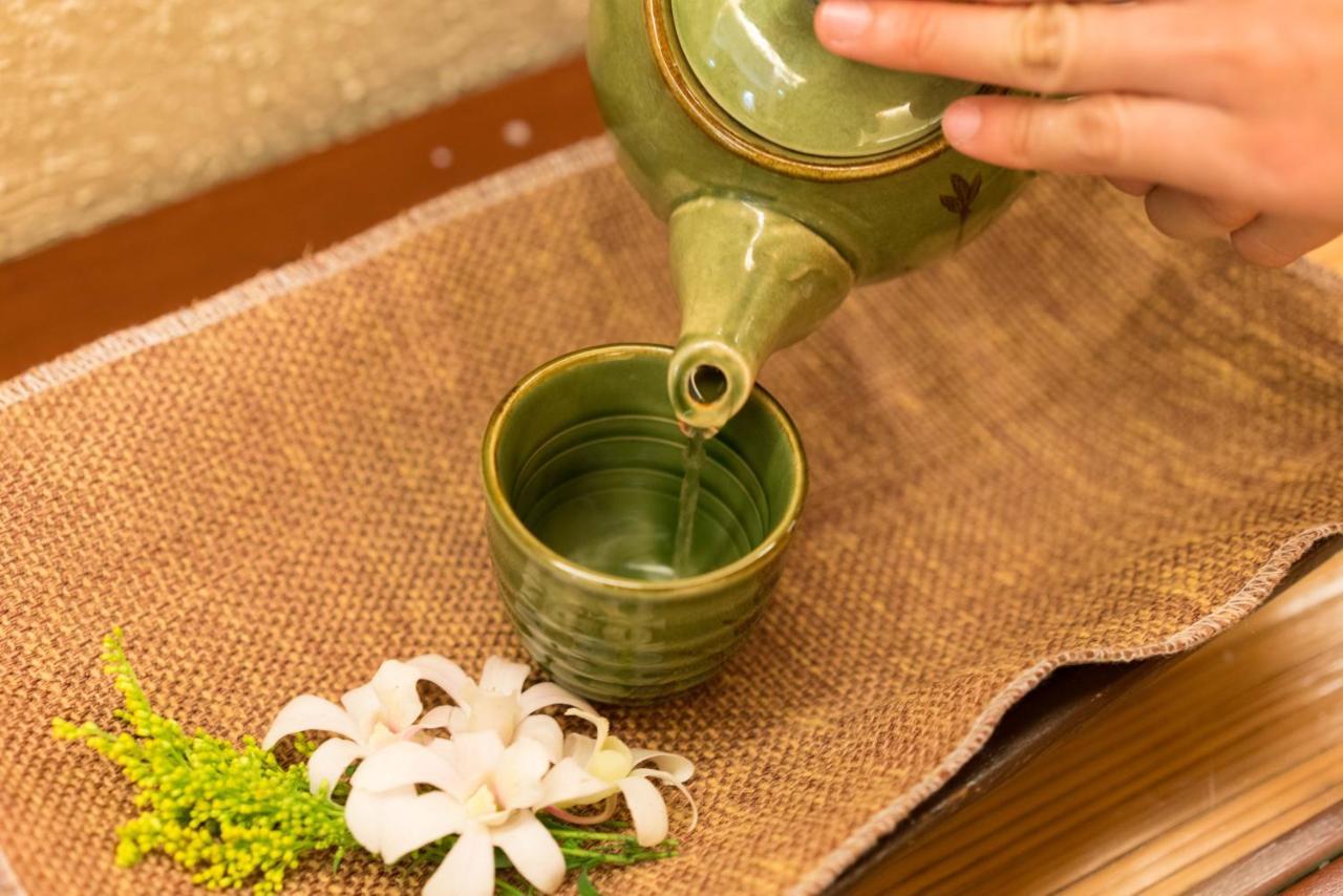 Marco Polo Plaza Cebu Hotel Exterior foto A kyusu being used to serve Japanese tea
